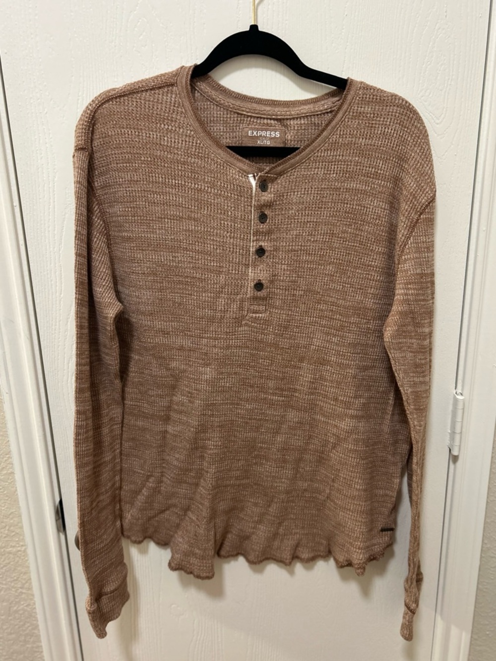 Express Men’s Waffle Knit Long Sleeve Henley Size XL 100% Cotton Brown/Tan